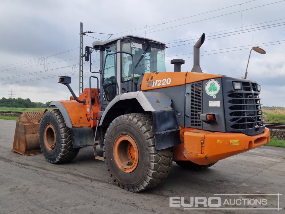 Hitachi ZW220 - Wheel loader: picture 3 Hitachi ZW220 - Wheel loader: picture 3