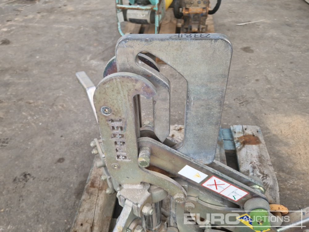 Material handling equipment Probst Manhole Installation Clamp: picture 6