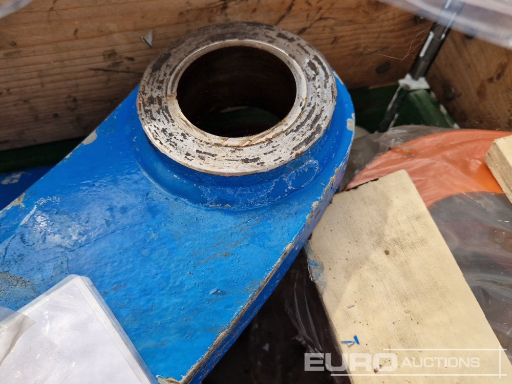 Pallet of Assorted, Bolts, Couplings, Brackets to suit Hitachi, Fuchs - Spare parts for Excavator: picture 4 Pallet of Assorted, Bolts, Couplings, Brackets to suit Hitachi, Fuchs - Spare parts for Excavator: picture 4