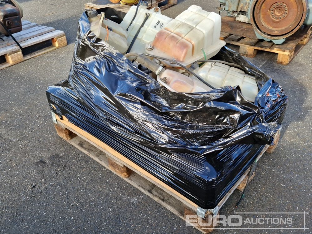 Window Washer Water Tanks to suit Iveco - Spare parts: picture 2 Window Washer Water Tanks to suit Iveco - Spare parts: picture 2