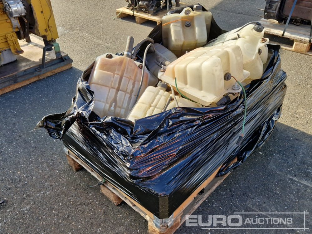 Window Washer Water Tanks to suit Iveco - Spare parts: picture 3 Window Washer Water Tanks to suit Iveco - Spare parts: picture 3