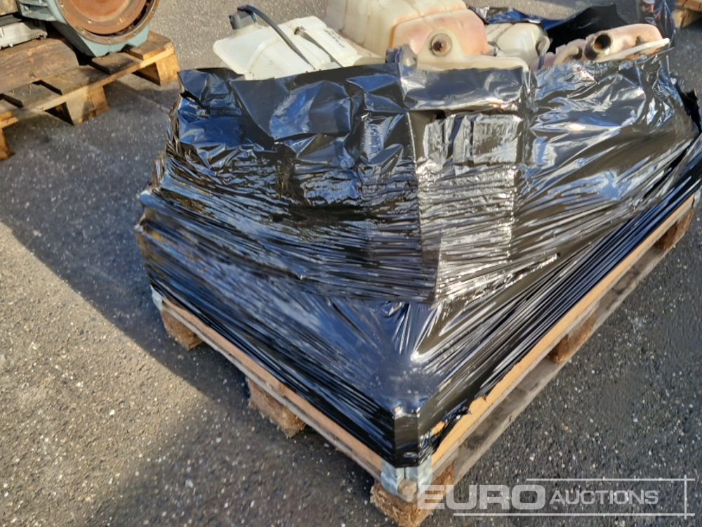 Window Washer Water Tanks to suit Iveco - Spare parts: picture 5 Window Washer Water Tanks to suit Iveco - Spare parts: picture 5