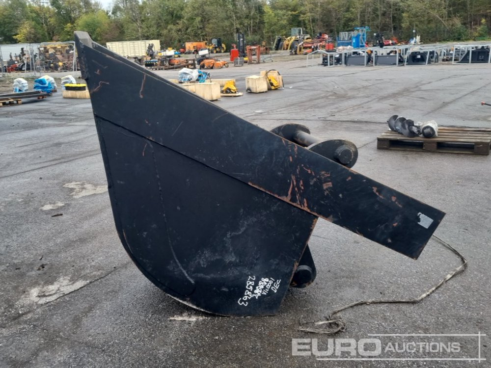 V Bucket 80mm Pin to suit 20 Ton Excavator - Bucket: picture 2 V Bucket 80mm Pin to suit 20 Ton Excavator - Bucket: picture 2