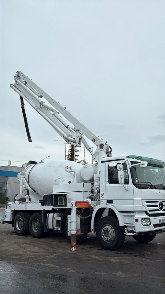 Concrete pump truck Mercedes-Benz Actros: picture 11