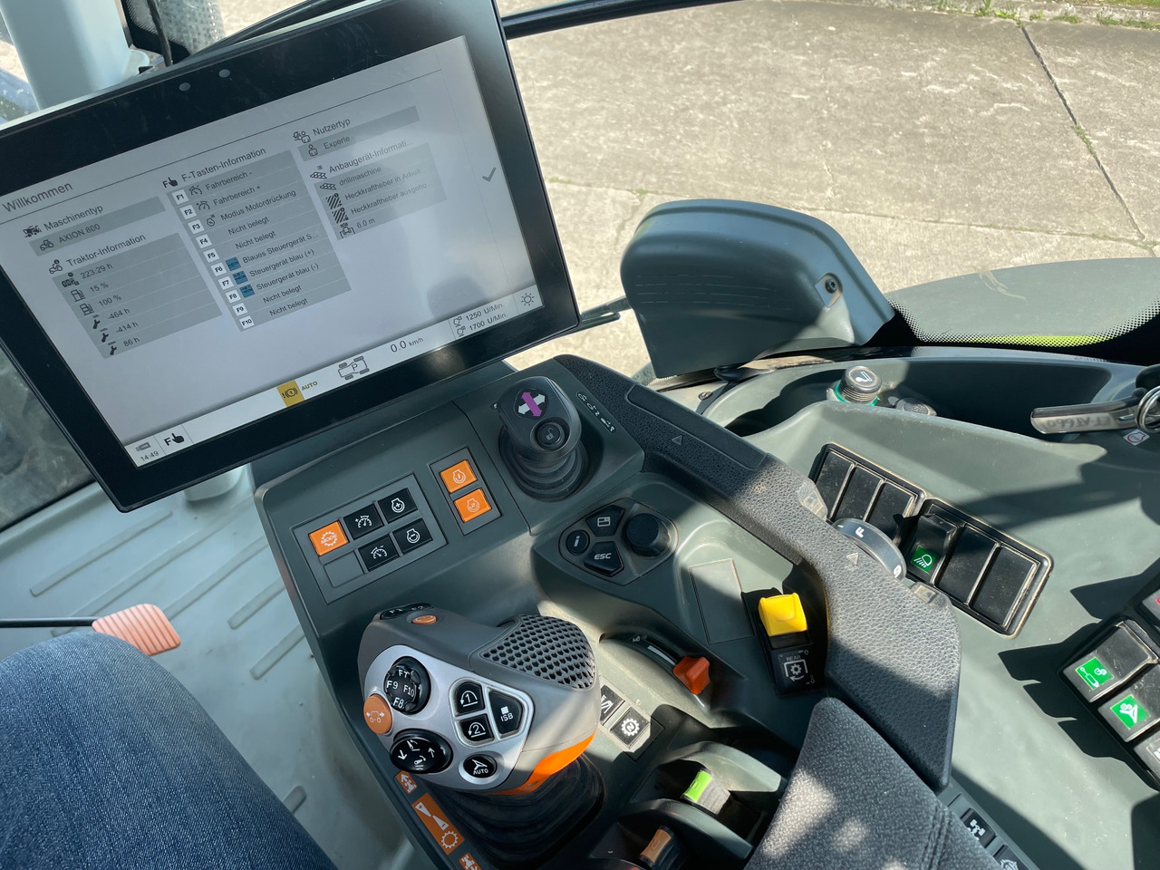 Claas Axion 870 CMATIC - Farm tractor: picture 3 Claas Axion 870 CMATIC - Farm tractor: picture 3