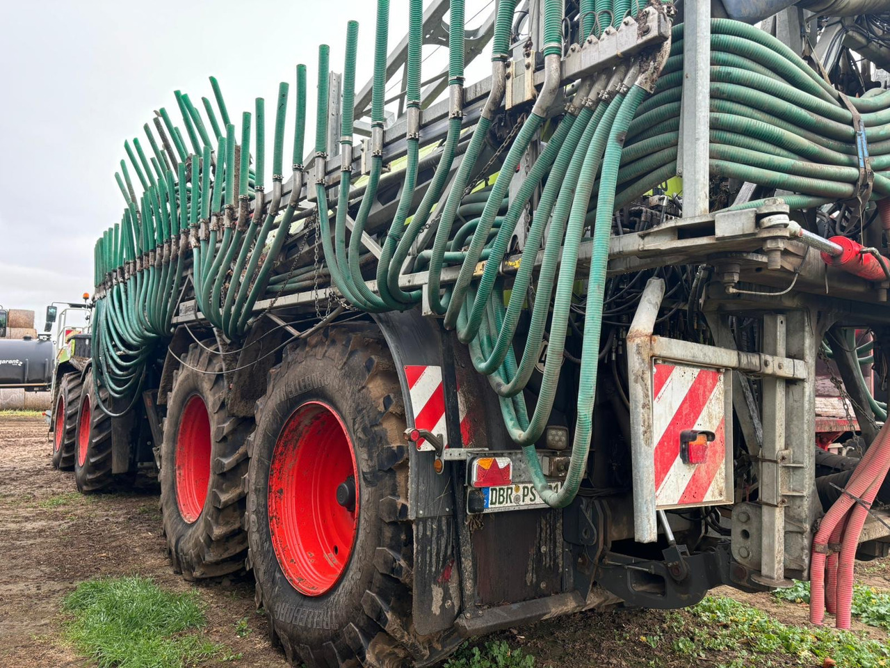 Claas Xerion 4000 SaddleTrac - Fertilizer spreader: picture 2 Claas Xerion 4000 SaddleTrac - Fertilizer spreader: picture 2