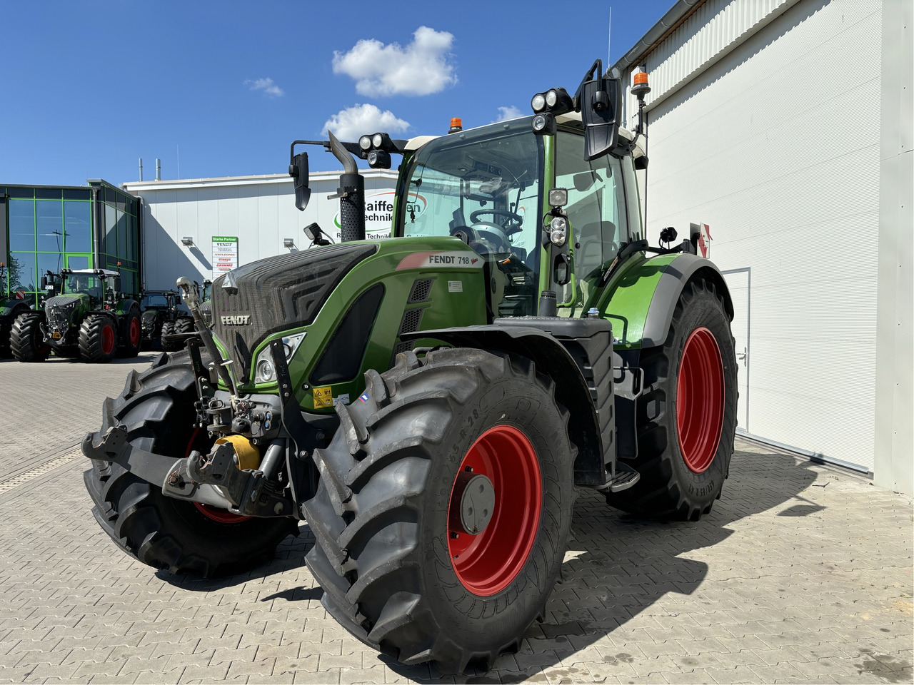 Fendt 718 Vario S4 - Farm tractor: picture 1 Fendt 718 Vario S4 - Farm tractor: picture 1