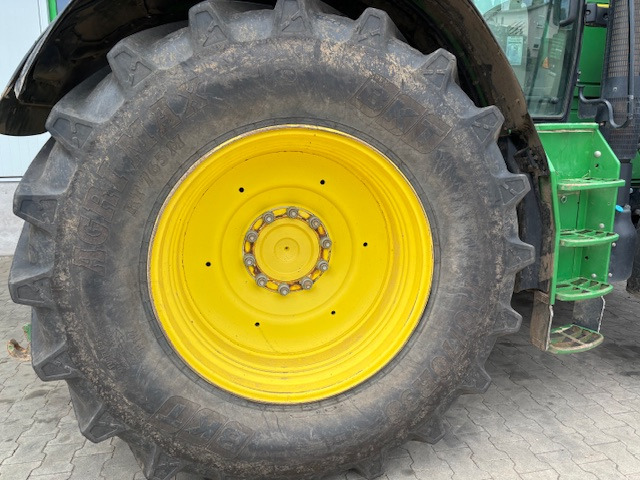 John Deere 6210 R - Farm tractor: picture 2 John Deere 6210 R - Farm tractor: picture 2