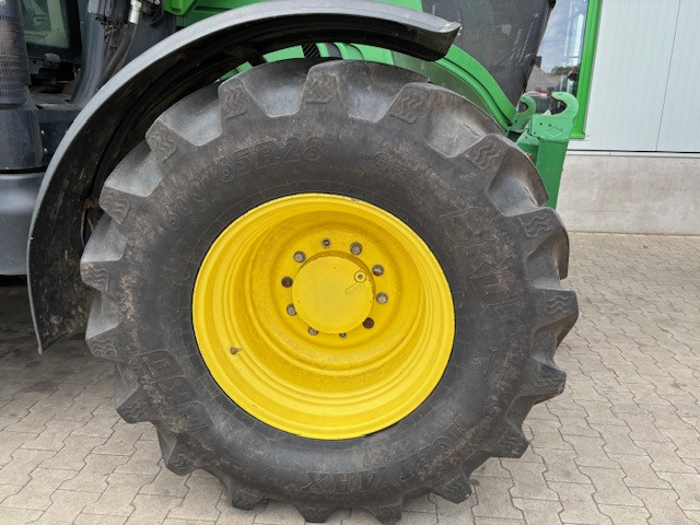 John Deere 6210 R - Farm tractor: picture 3 John Deere 6210 R - Farm tractor: picture 3