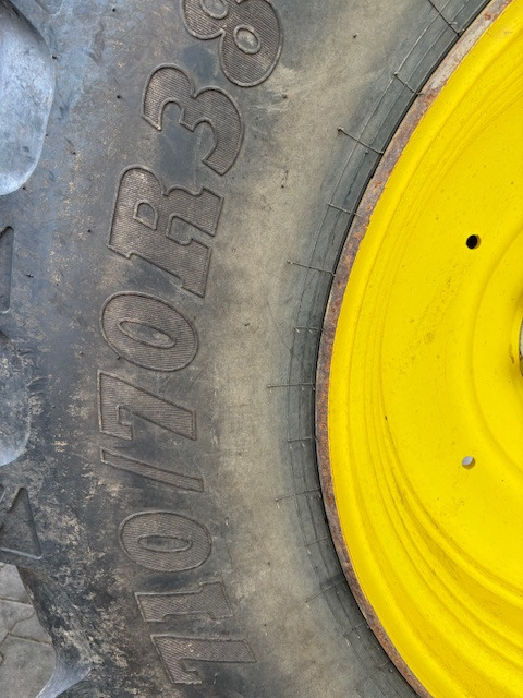 John Deere 6210 R - Farm tractor: picture 5 John Deere 6210 R - Farm tractor: picture 5