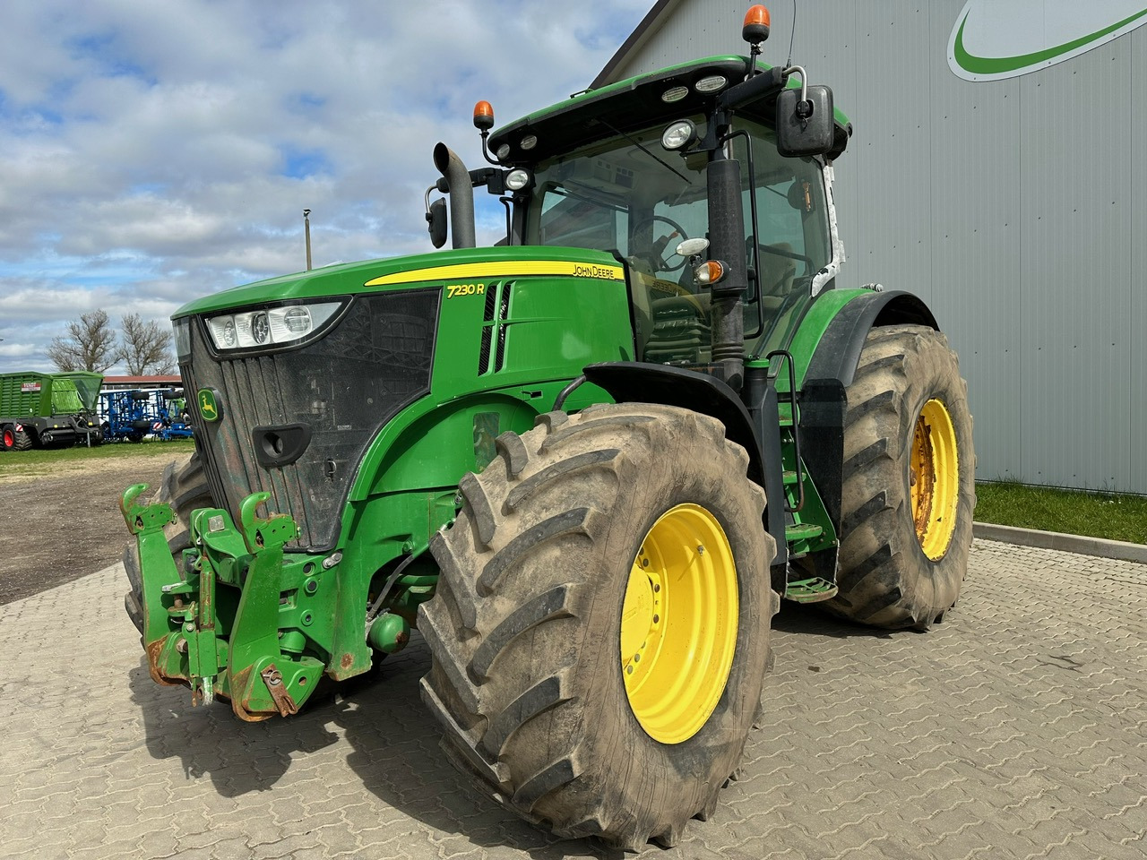 Farm tractor John Deere 7230R: picture 8