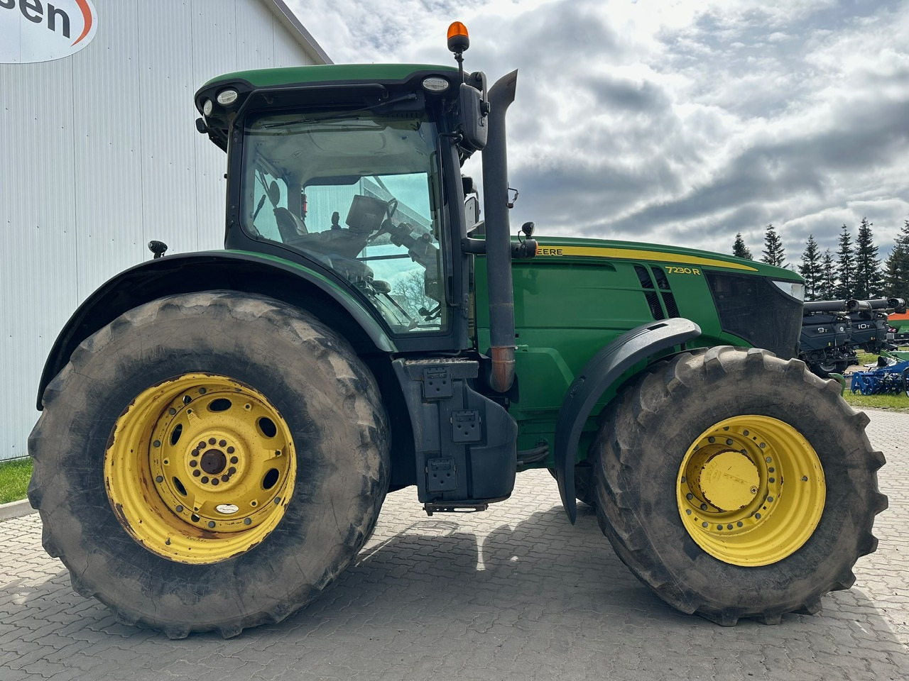 Farm tractor John Deere 7230R: picture 10