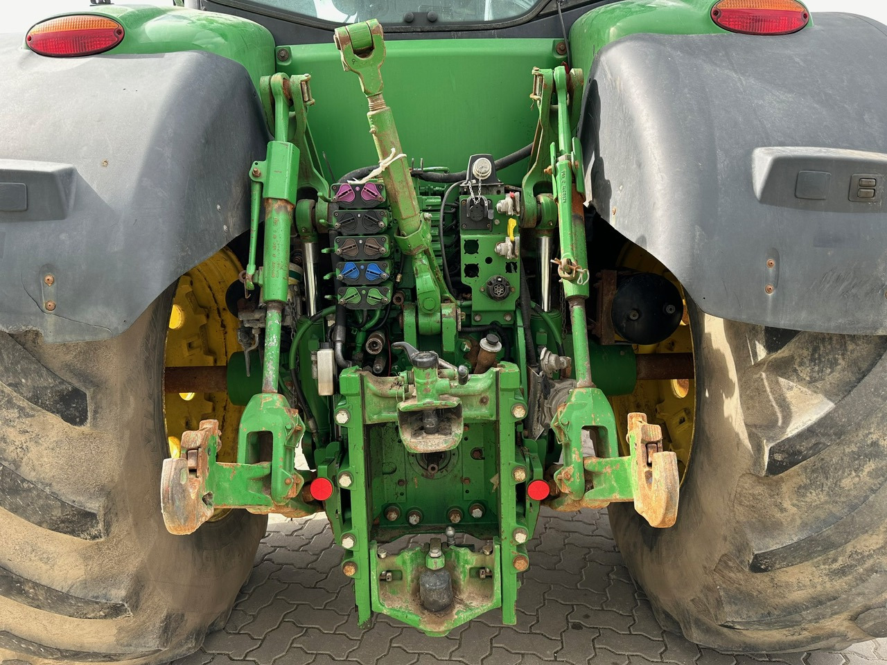 Farm tractor John Deere 7230R: picture 6