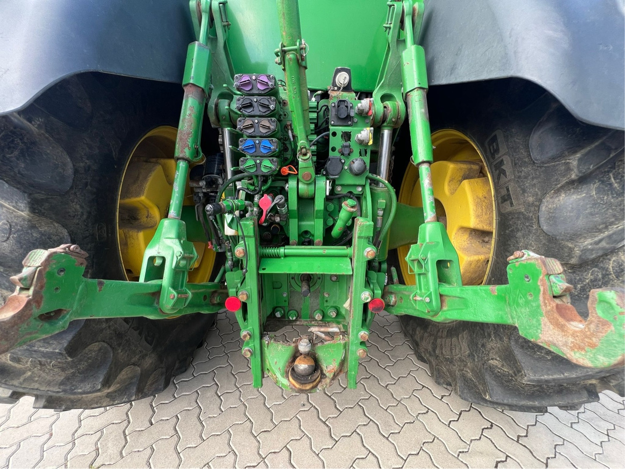 Farm tractor John Deere 7310 R: picture 7