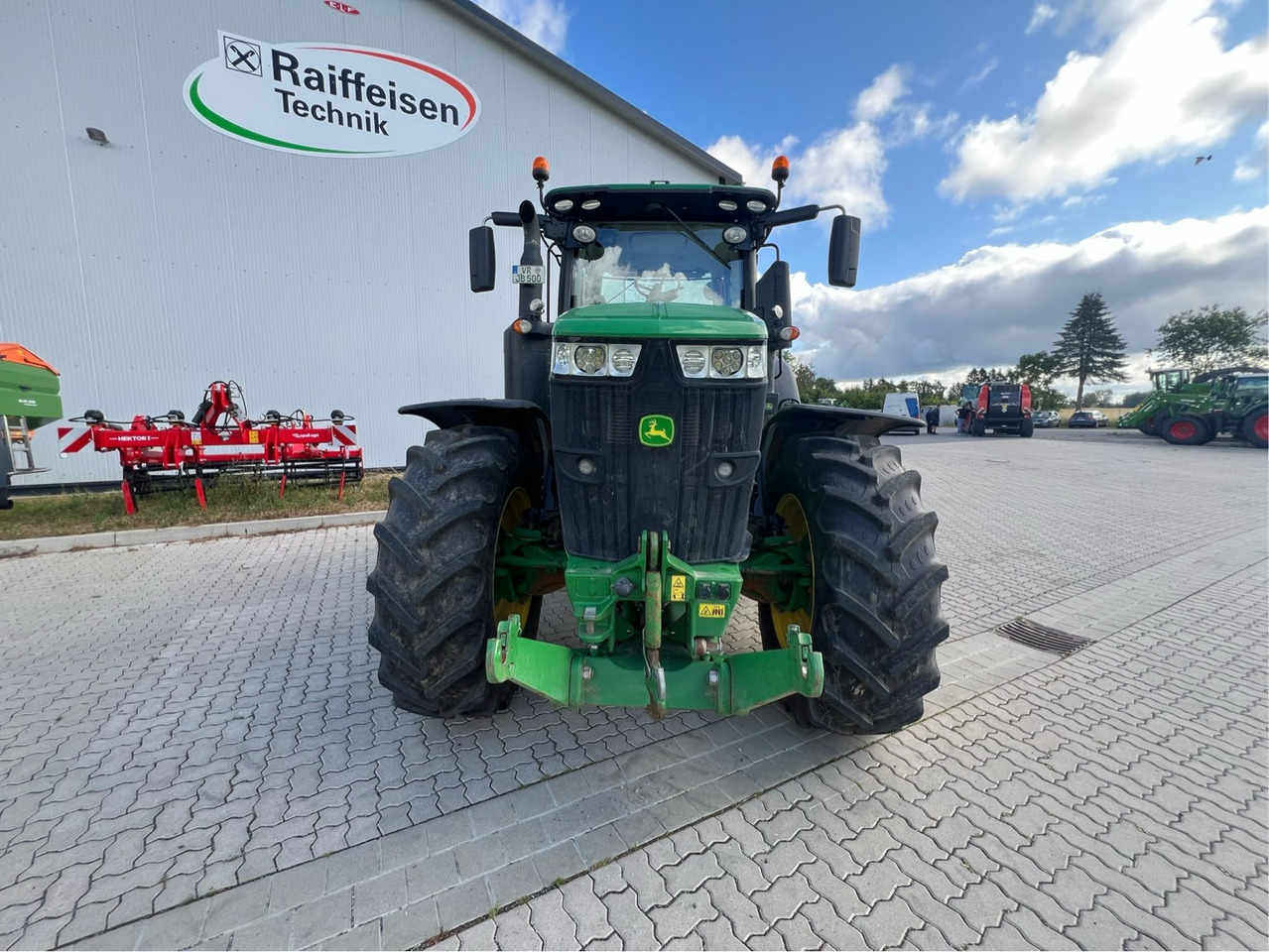 Farm tractor John Deere 7310 R: picture 8