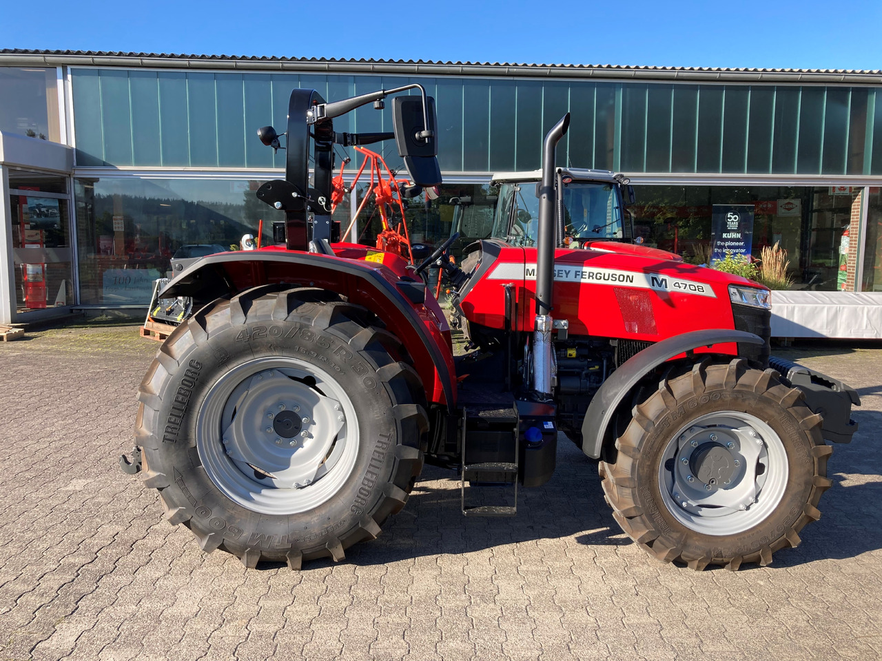 Massey Ferguson 4708 M Plattform Essential - Farm tractor: picture 1 Massey Ferguson 4708 M Plattform Essential - Farm tractor: picture 1