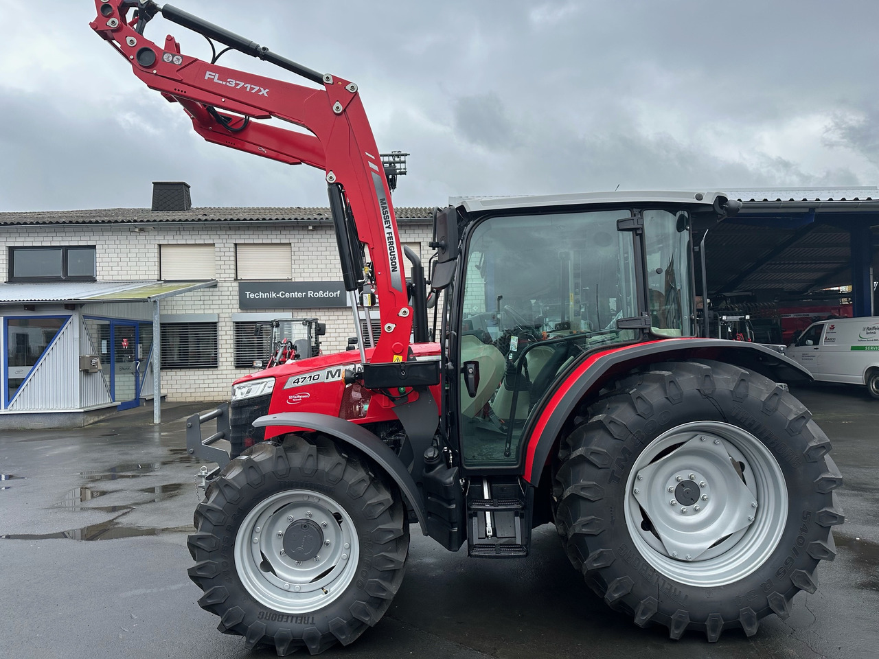 Massey Ferguson 4710 M Cab Essential Dyna 2 - Farm tractor: picture 1 Massey Ferguson 4710 M Cab Essential Dyna 2 - Farm tractor: picture 1