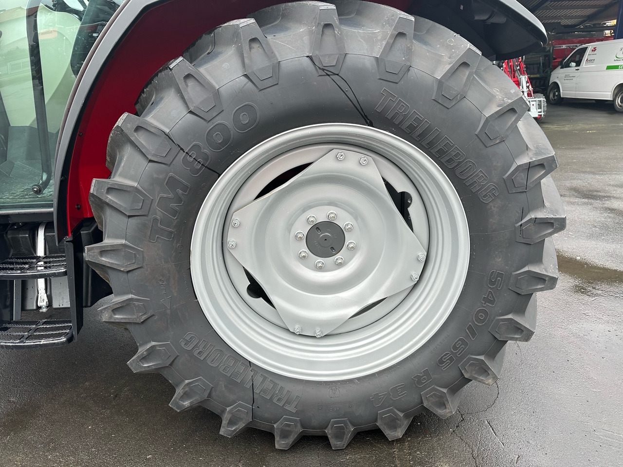 Massey Ferguson 4710 M Cab Essential Dyna 2 - Farm tractor: picture 3 Massey Ferguson 4710 M Cab Essential Dyna 2 - Farm tractor: picture 3