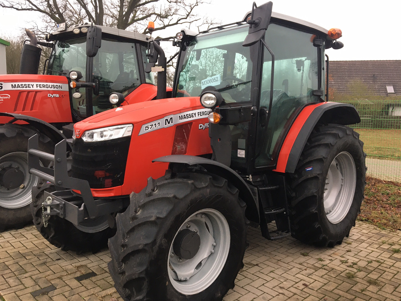 Massey Ferguson 5711 M Dyna-4 4WD Essent - Farm tractor: picture 1 Massey Ferguson 5711 M Dyna-4 4WD Essent - Farm tractor: picture 1