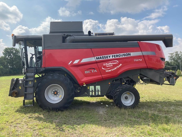 Massey Ferguson 7370 Beta - Combine harvester: picture 1 Massey Ferguson 7370 Beta - Combine harvester: picture 1