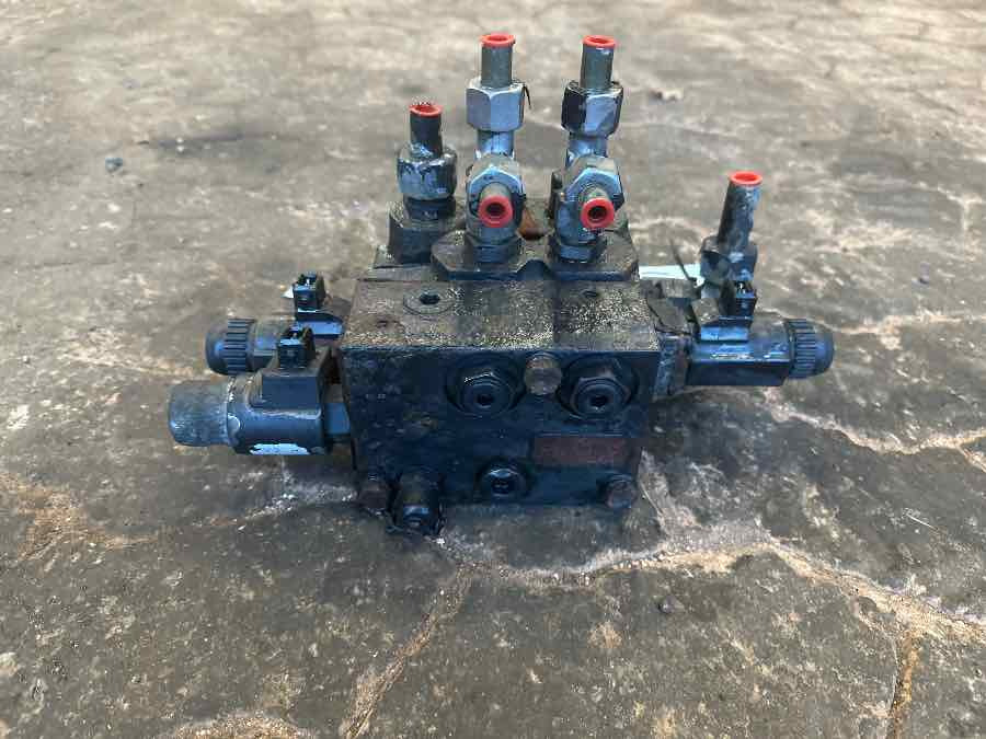 MAN STEERING VALVE 81.47103-6031 - Steering for Truck: picture 2 MAN STEERING VALVE 81.47103-6031 - Steering for Truck: picture 2