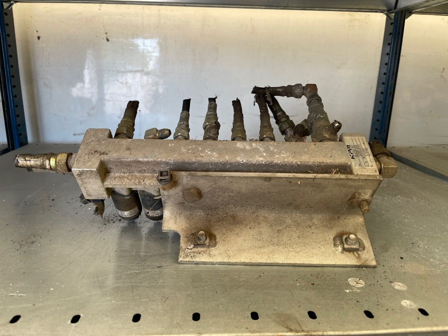NEW HOLLAND VALVES KPM TYPE: 8KWE5A-30/G24WR-825A - Brake valve for Truck: picture 1 NEW HOLLAND VALVES KPM TYPE: 8KWE5A-30/G24WR-825A - Brake valve for Truck: picture 1