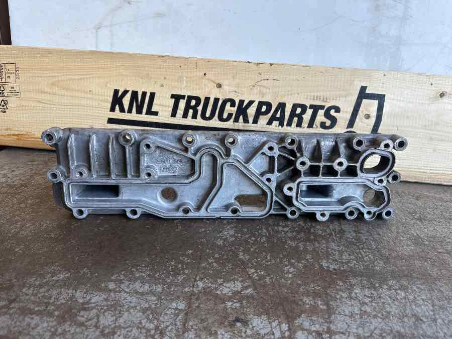 SCANIA OIL COOLER COVER 1919690 - Engine and parts for Truck: picture 2 SCANIA OIL COOLER COVER 1919690 - Engine and parts for Truck: picture 2