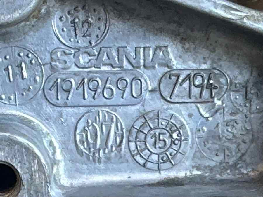 SCANIA OIL COOLER COVER 1919690 - Engine and parts for Truck: picture 3 SCANIA OIL COOLER COVER 1919690 - Engine and parts for Truck: picture 3