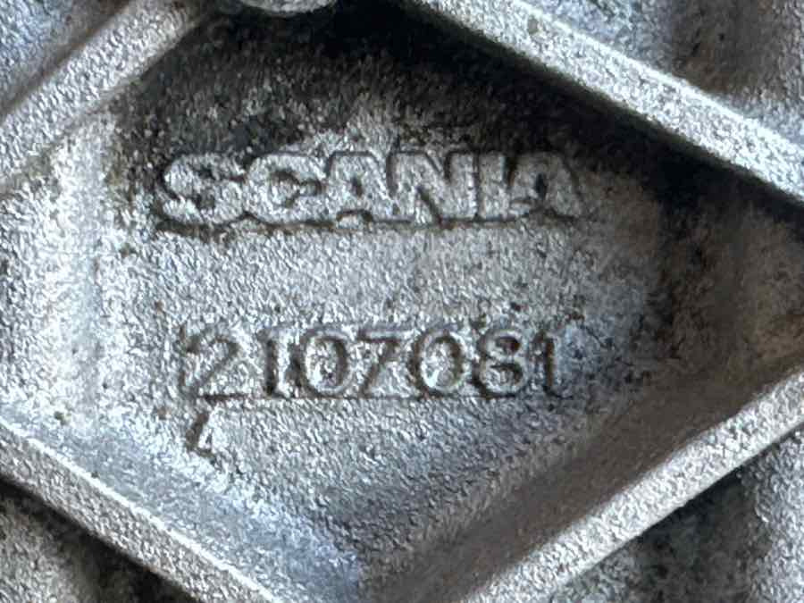 SCANIA OIL COOLER COVER 2107081 - Engine and parts for Truck: picture 3 SCANIA OIL COOLER COVER 2107081 - Engine and parts for Truck: picture 3