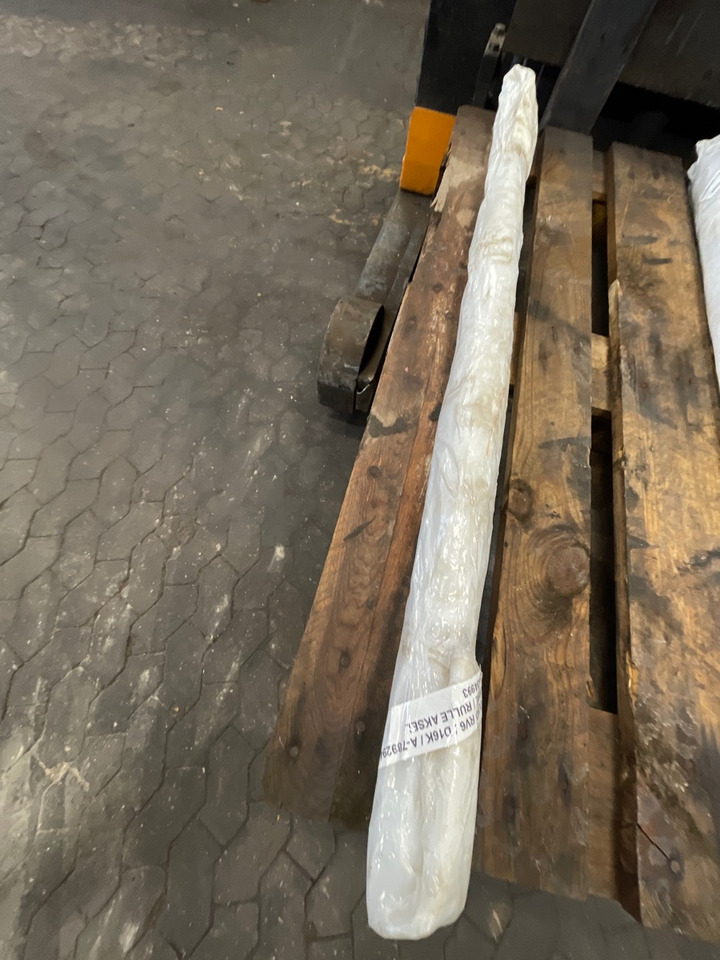 VOLVO D16K ROLLER AXLE 21534993 - Engine and parts for Truck: picture 1 VOLVO D16K ROLLER AXLE 21534993 - Engine and parts for Truck: picture 1