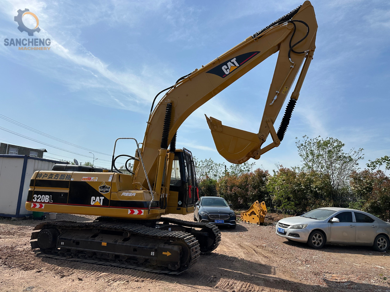 Crawler excavator CATERPILLAR 320BL: picture 8