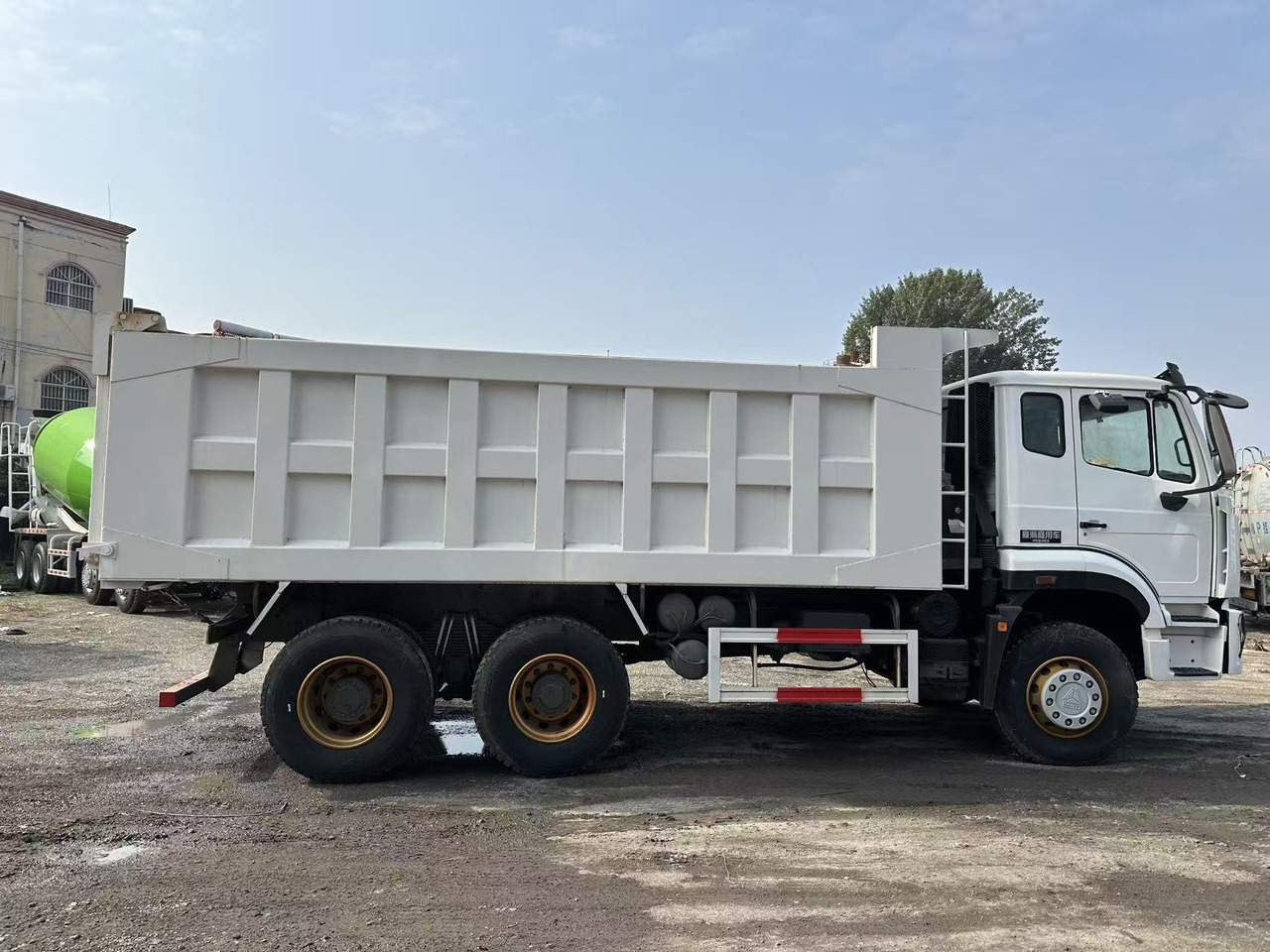 Tipper for transportation of bulk materials SINOTRUK HOHAN 400hp 6x4 tipper truck: picture 6