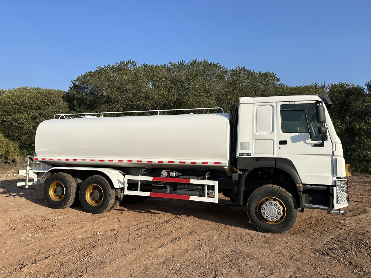 SINOTRUK HOWO 371 Water Tanker Truck - Tank truck: picture 3 SINOTRUK HOWO 371 Water Tanker Truck - Tank truck: picture 3