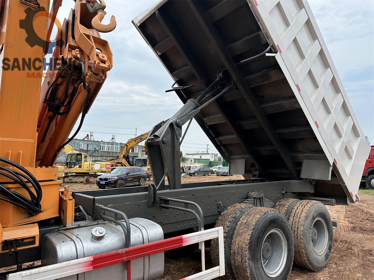 Crane truck SINOTRUK Howo 371hp 6x4 crane truck: picture 7 Crane truck SINOTRUK Howo 371hp 6x4 crane truck: picture 7