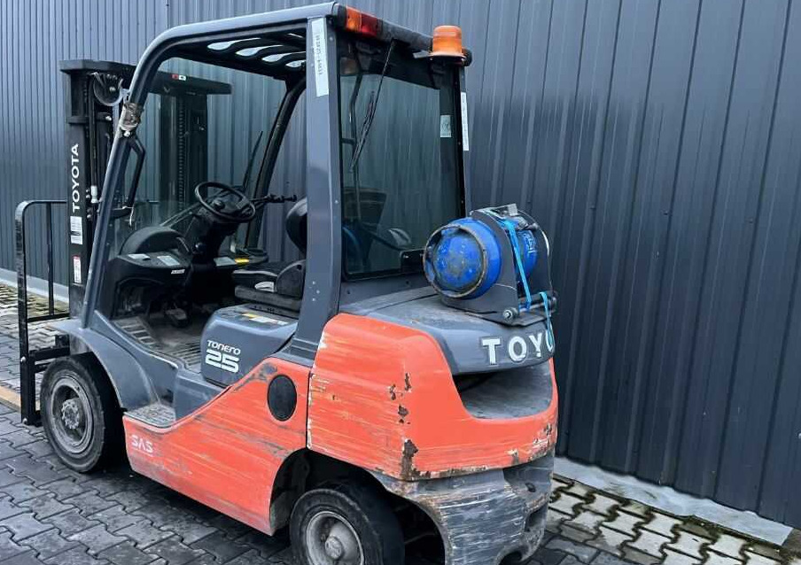 Toyota 8FGF25 - LPG forklift: picture 2 Toyota 8FGF25 - LPG forklift: picture 2