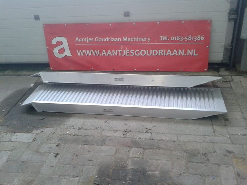 RIJPLANKEN 2 meter - Loading ramp: picture 1 RIJPLANKEN 2 meter - Loading ramp: picture 1