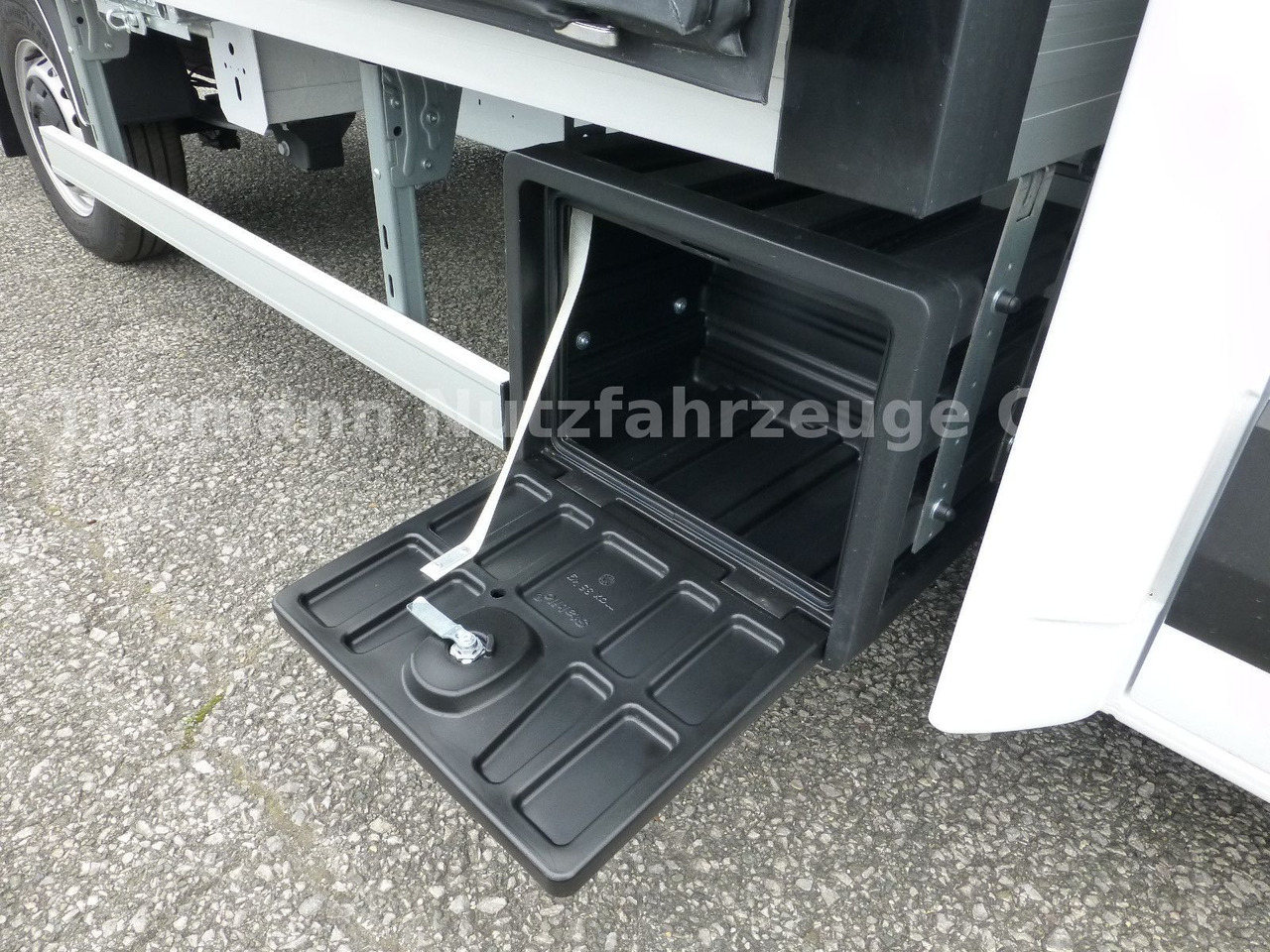 Box van Renault NEW Master 2025 Koffer mit BÄR Ladebordwand: picture 17
