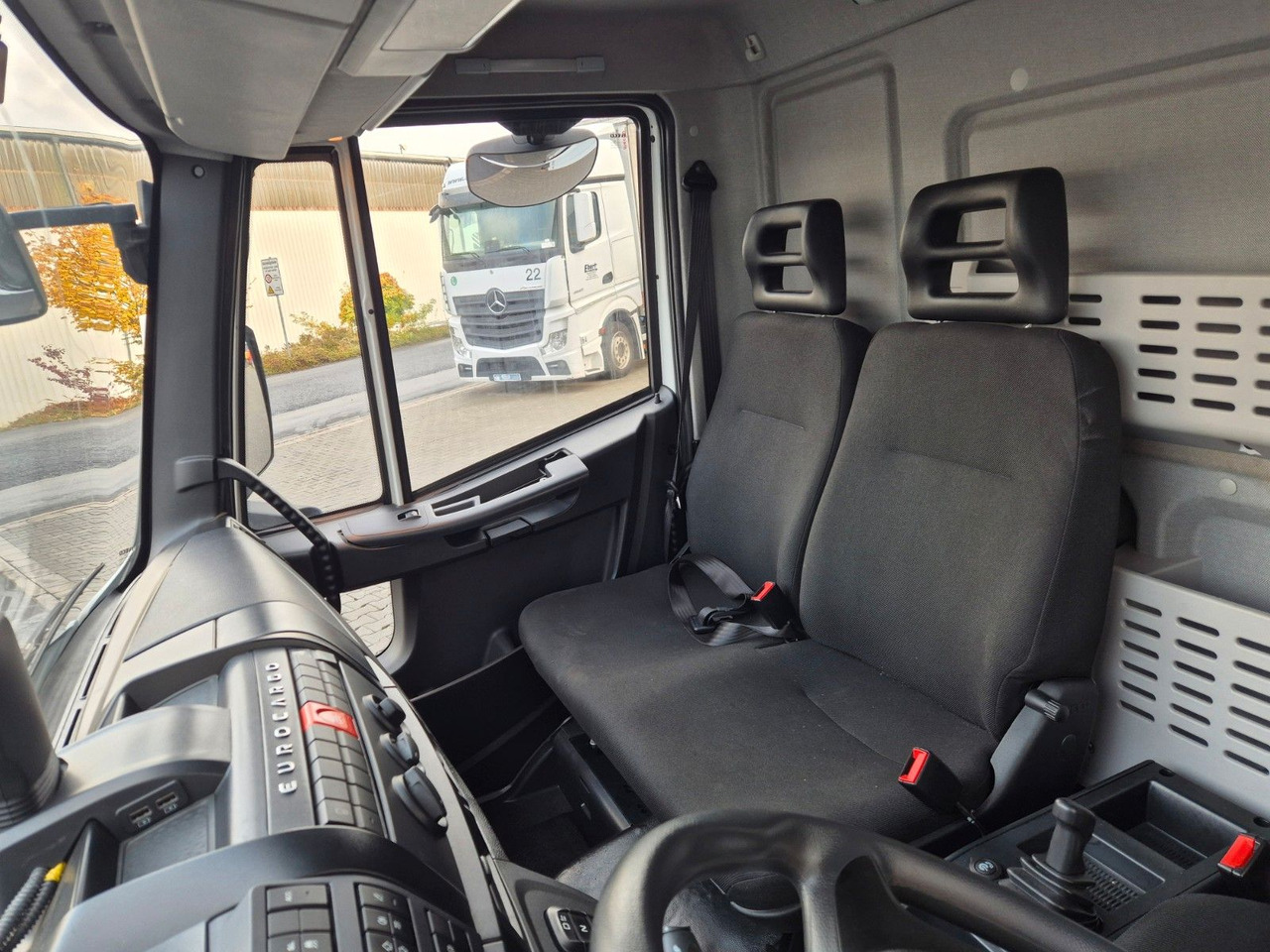 Box van Iveco Eurocargo 75-210 Koffer LBW: picture 27