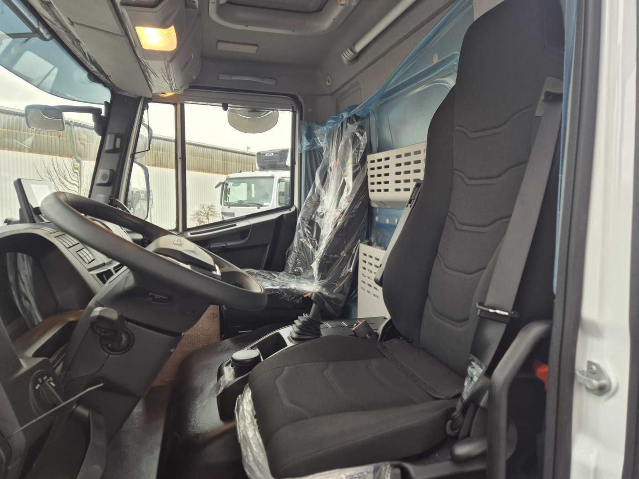 New Cab chassis truck Iveco Eurocargo ML180E28/P 4x2 ZF-Automatik 8AP 3Stück: picture 10