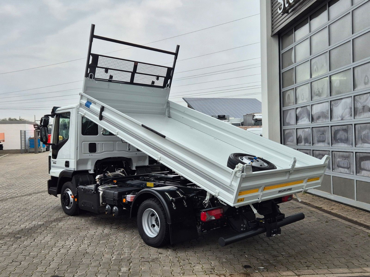 Lease a  Iveco Eurocargo ML80E21 Meiller Kipper 2x AHK 3 Sitze Iveco Eurocargo ML80E21 Meiller Kipper 2x AHK 3 Sitze: picture 10 Lease a  Iveco Eurocargo ML80E21 Meiller Kipper 2x AHK 3 Sitze Iveco Eurocargo ML80E21 Meiller Kipper 2x AHK 3 Sitze: picture 10