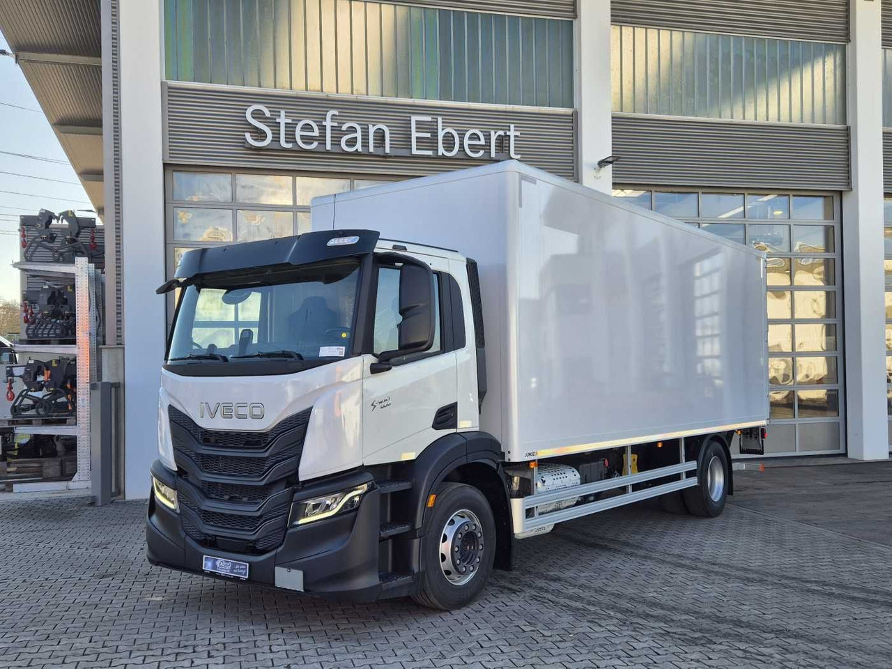 Iveco S-Way AD190S40/P Junge AHK LBW 2.000kg - Box truck: picture 1 Iveco S-Way AD190S40/P Junge AHK LBW 2.000kg - Box truck: picture 1