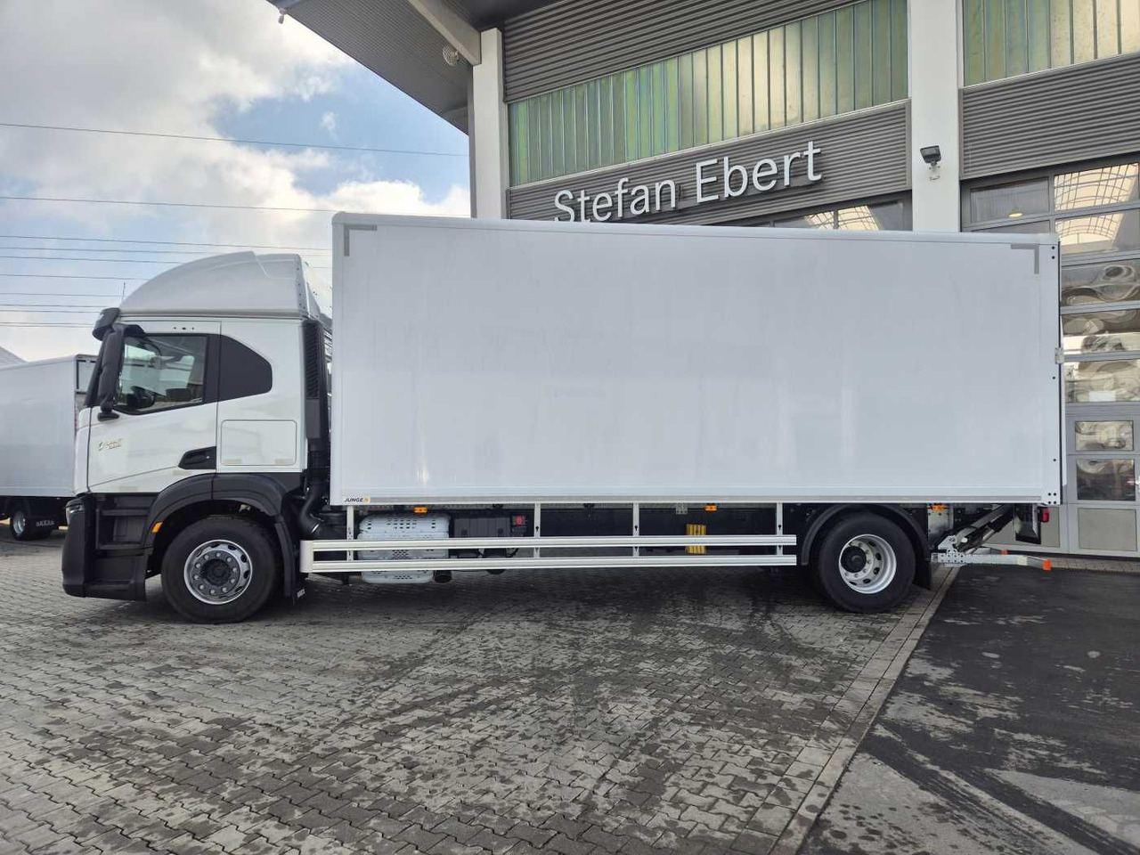 Iveco S Way AT190S40/P LBW Tür AHK Navi Bett - Box truck: picture 4 Iveco S Way AT190S40/P LBW Tür AHK Navi Bett - Box truck: picture 4