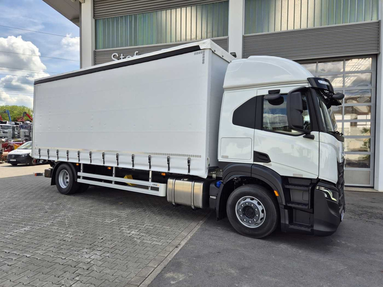 Iveco S-Way AT190S40/P Schiebeplanen LBW AHK Bett - Curtainsider truck: picture 4 Iveco S-Way AT190S40/P Schiebeplanen LBW AHK Bett - Curtainsider truck: picture 4