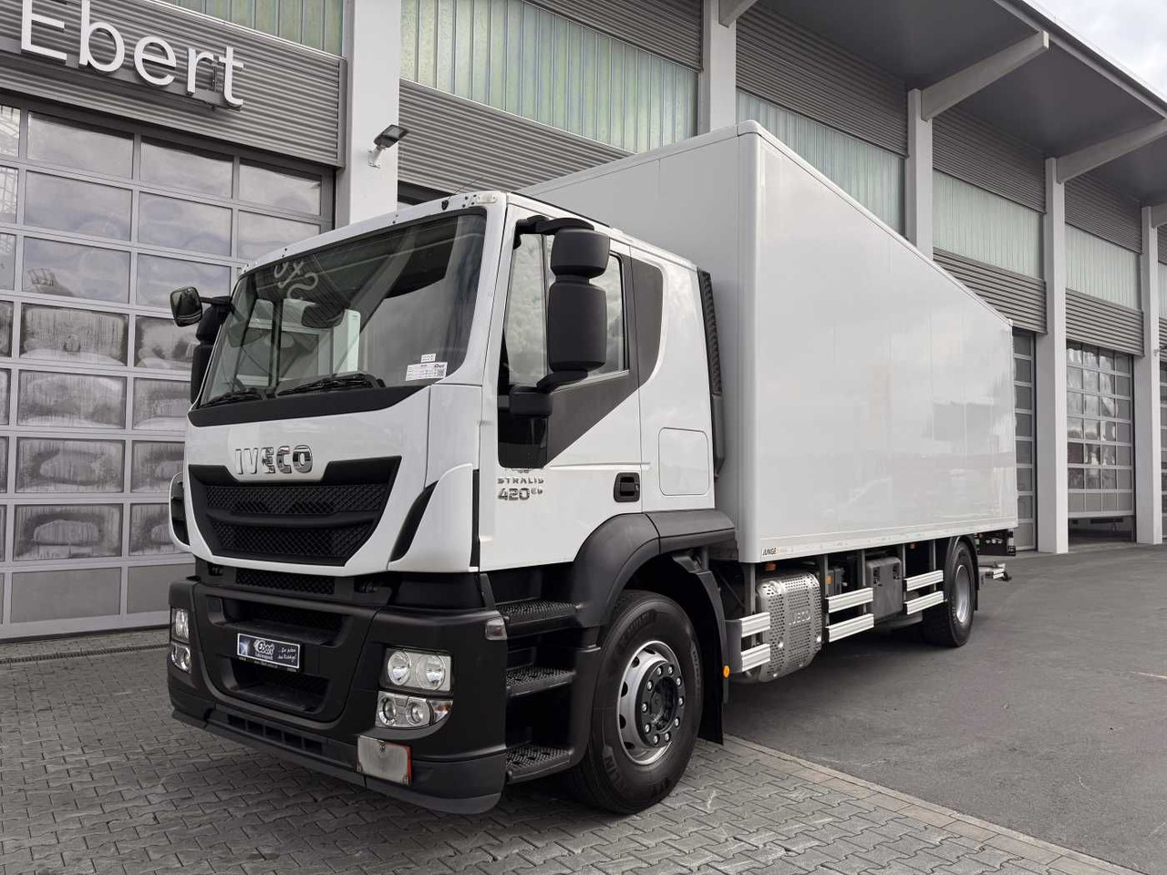 Iveco Stralis AT190S42/FP-D 4x2 Koffer+LBW faltbar AHK - Box truck: picture 4 Iveco Stralis AT190S42/FP-D 4x2 Koffer+LBW faltbar AHK - Box truck: picture 4