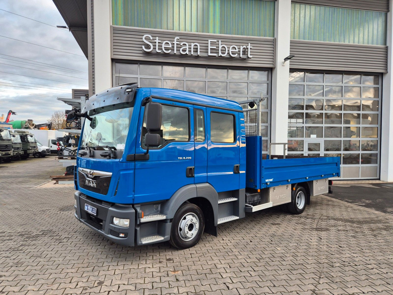 MAN TGL 8.220 4x2 BL Doka 7 Sitze AHK Klima Standh. - Flatbed van, Combi van: picture 1 MAN TGL 8.220 4x2 BL Doka 7 Sitze AHK Klima Standh. - Flatbed van, Combi van: picture 1