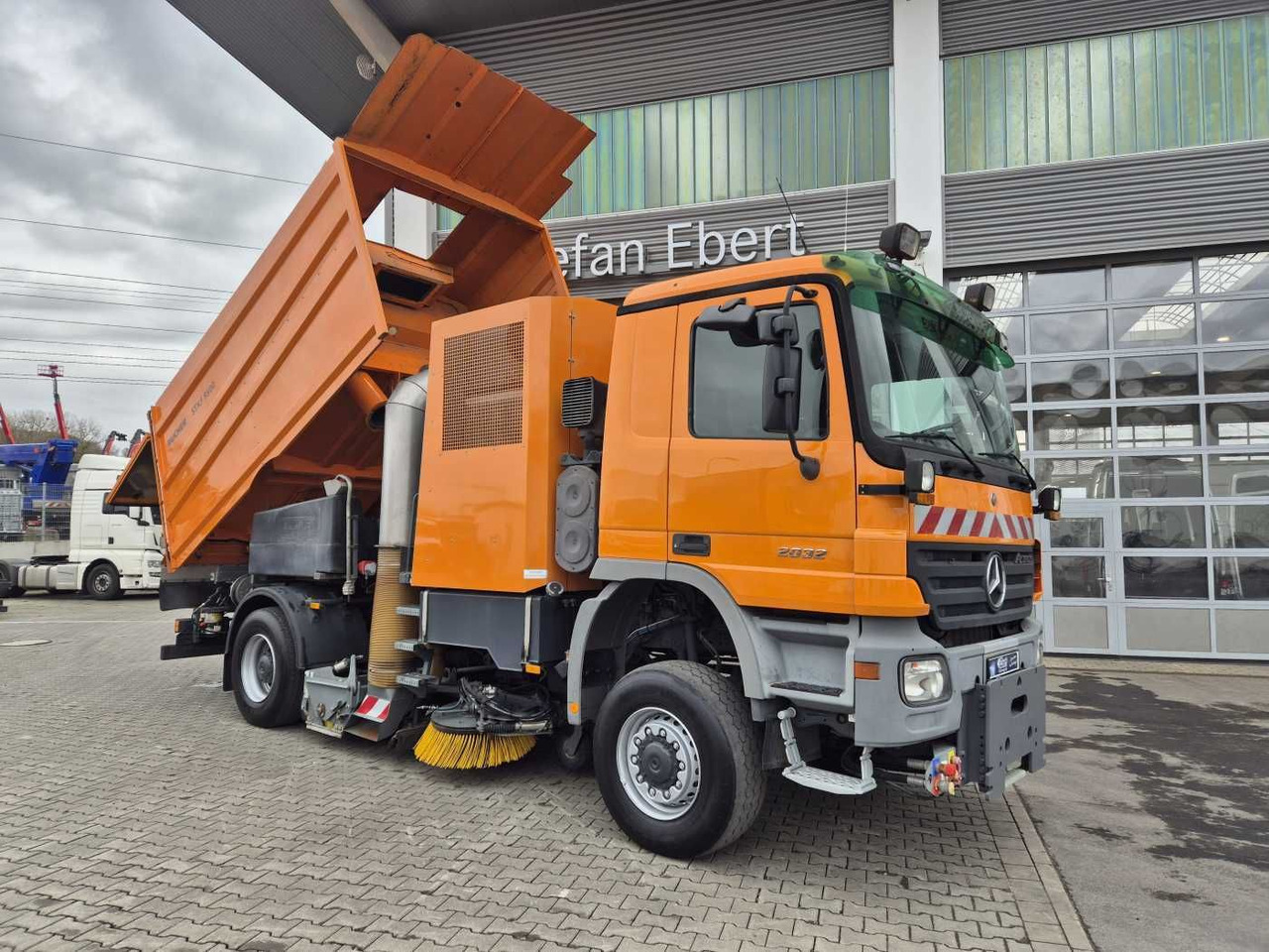 Mercedes-Benz Actros 2032 A 4x4 Bucher STKF 9500 Airport 30x - Road sweeper: picture 2 Mercedes-Benz Actros 2032 A 4x4 Bucher STKF 9500 Airport 30x - Road sweeper: picture 2