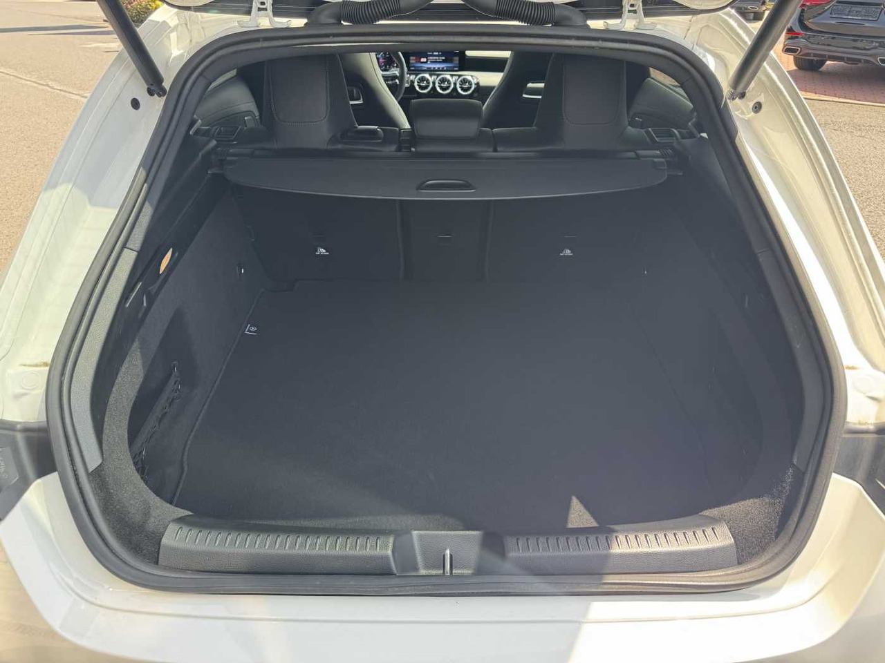 Station wagon Mercedes-Benz CLA 220d Shooting Brake AMG+Pano+Distr+AHK+uvm.: picture 8