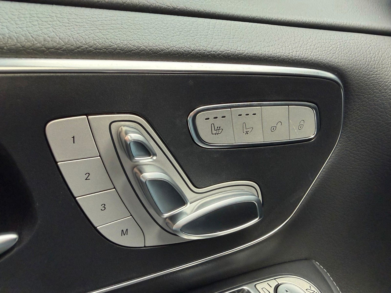 Passenger van Mercedes-Benz V 300 d 4MATIC EXCLUSIVE AMG Panorama Standheiz: picture 22 Passenger van Mercedes-Benz V 300 d 4MATIC EXCLUSIVE AMG Panorama Standheiz: picture 22