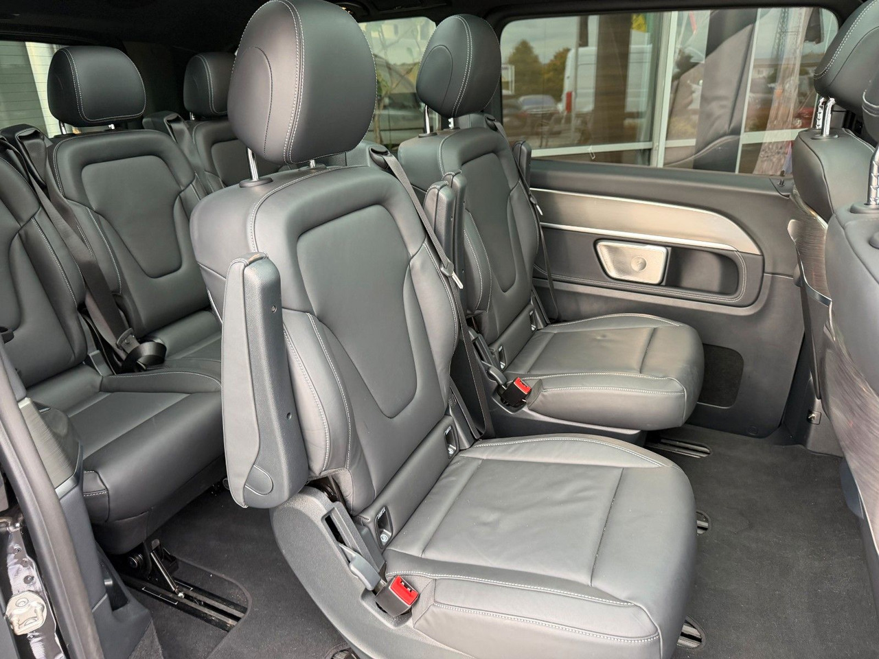 Passenger van Mercedes-Benz V 300 d 4MATIC EXCLUSIVE AMG Panorama Standheiz: picture 9 Passenger van Mercedes-Benz V 300 d 4MATIC EXCLUSIVE AMG Panorama Standheiz: picture 9