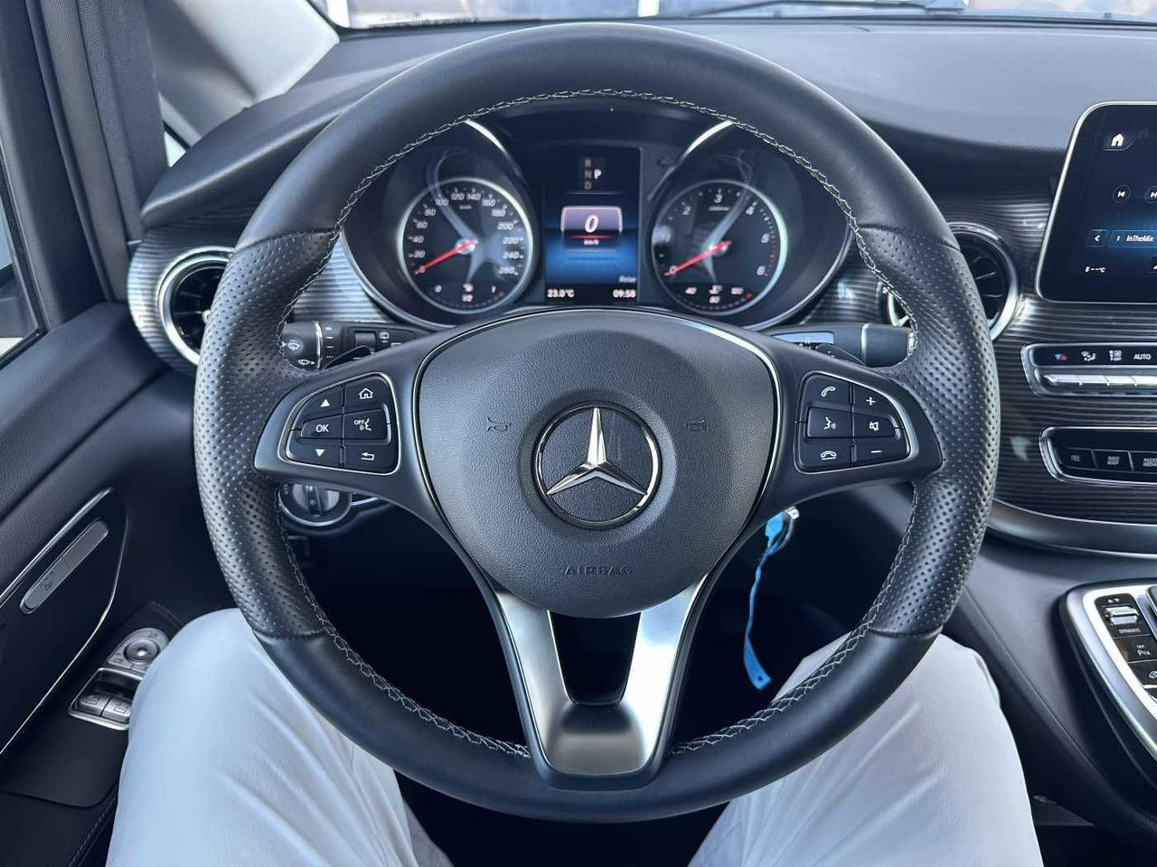 Lease a Mercedes-Benz V 300 d AVA ED 6Sitze Burmester 360Kamera el Tür Mercedes-Benz V 300 d AVA ED 6Sitze Burmester 360Kamera el Tür: picture 11 Lease a Mercedes-Benz V 300 d AVA ED 6Sitze Burmester 360Kamera el Tür Mercedes-Benz V 300 d AVA ED 6Sitze Burmester 360Kamera el Tür: picture 11